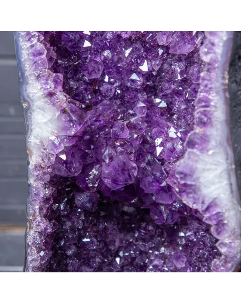 Geode di Ametista: Cristalli Viola Intenso.