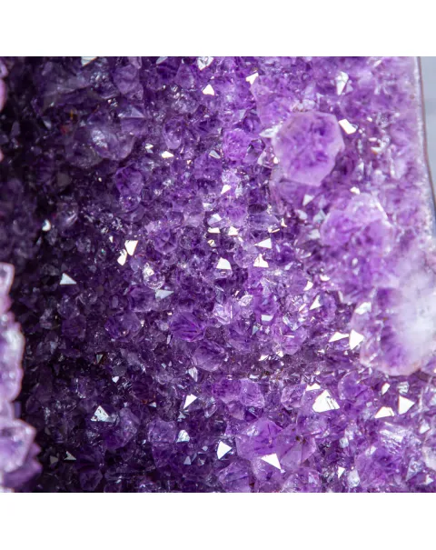Geode di Ametista: Cristalli Viola Intenso.