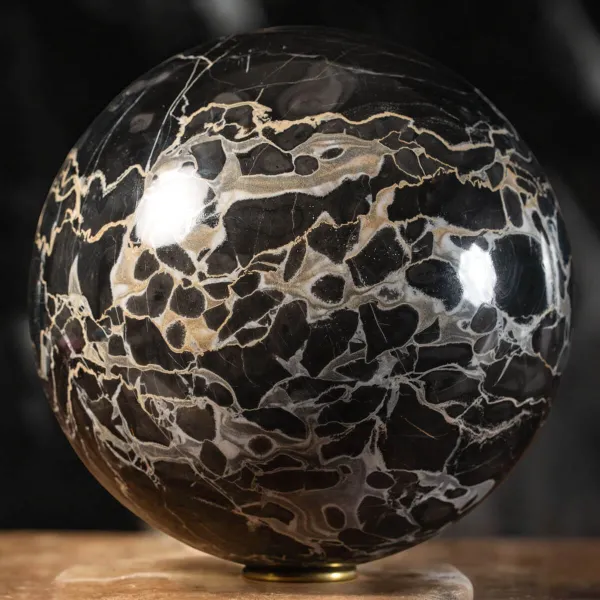 Sfera in Marmo Portoro – Lusso scolpito nella roccia