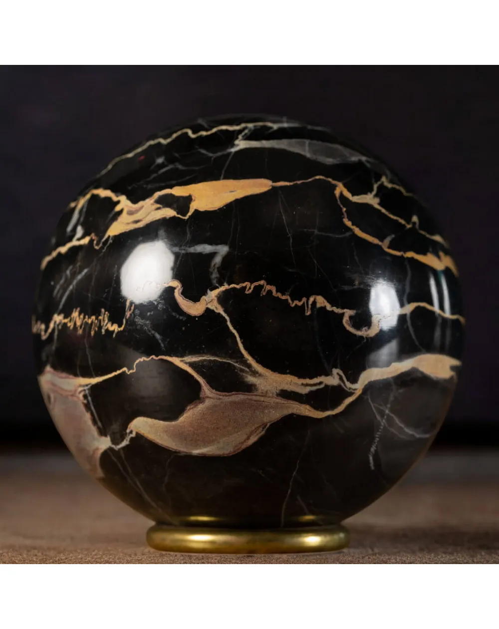 Sfera in Marmo Portoro.