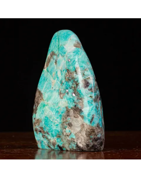 Sasso in forma libera di: Amazonite con Quarzo Nero e Lepidolite.