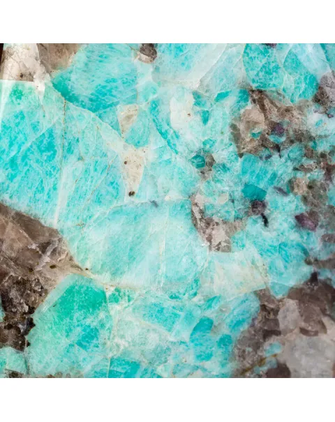 Sasso in forma libera di: Amazonite con Quarzo Nero e Lepidolite.