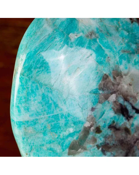 Amazonite, Quarzo Fumé e Lepidolite in un Sasso Decorativo.