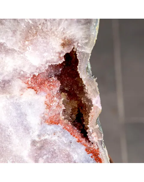 Farfalla in Ametista Rosa – Scultura su Base in Metallo Satinato