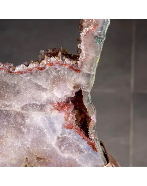 Farfalla in Ametista Rosa – Scultura su Base in Metallo Satinato
