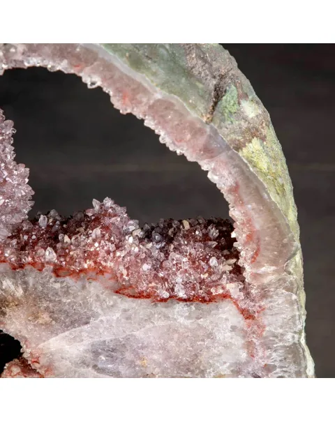 Farfalla in Ametista Rosa – Scultura su Base in Metallo Satinato