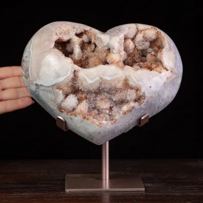Cuore in Ametista Rosa con Geode Naturale.