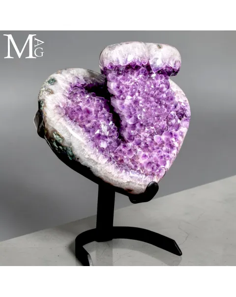 Cuore di Ametista con Colonna Cristallina Naturale.