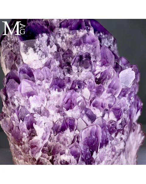 Pineapple Amethyst – Una Cattedrale di Cristalli Viola
