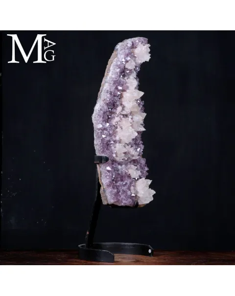 Meraviglia Naturale: Geode di Ametista con cristalli di calcite.