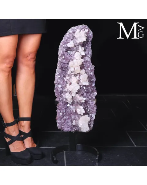Meraviglia Naturale: Geode di Ametista con cristalli di calcite.