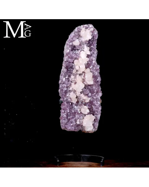 Meraviglia Naturale: Geode di Ametista con cristalli di calcite.