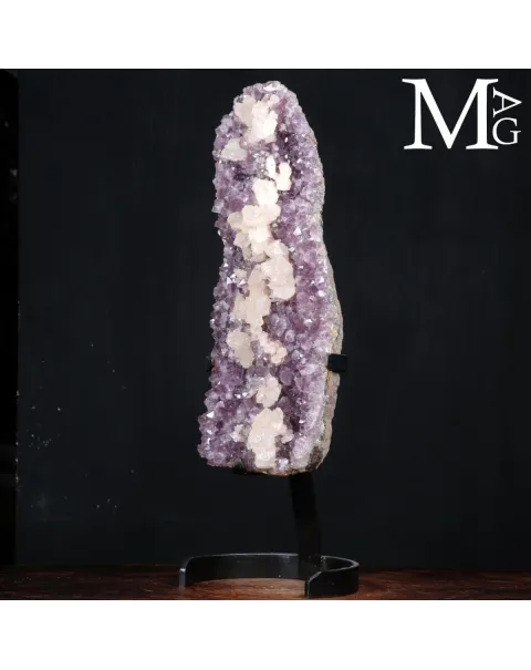 Meraviglia Naturale: Geode di Ametista con cristalli di calcite.