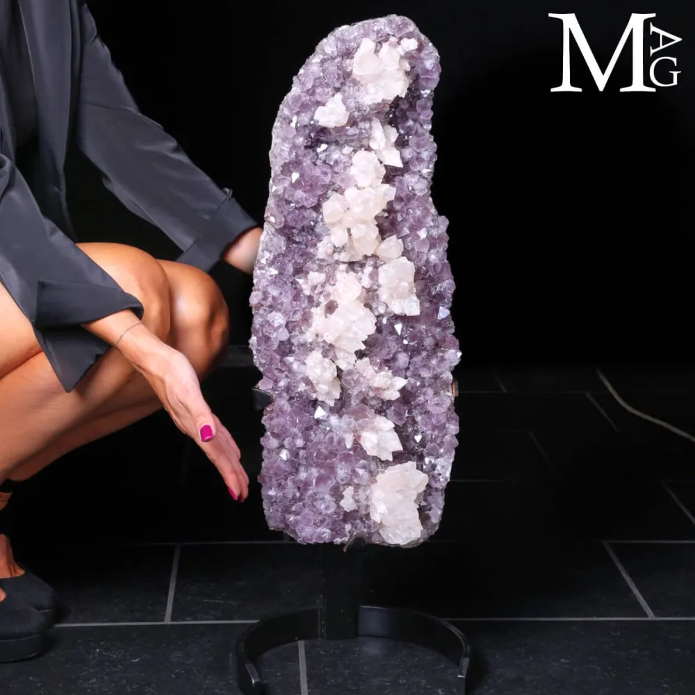 Meraviglia Naturale: Geode di Ametista con cristalli di calcite.