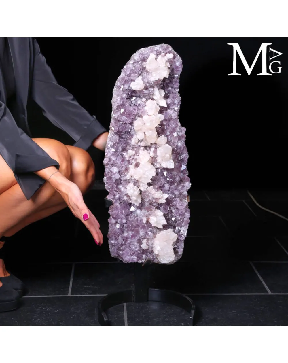 Meraviglia Naturale: Geode di Ametista con cristalli di calcite.