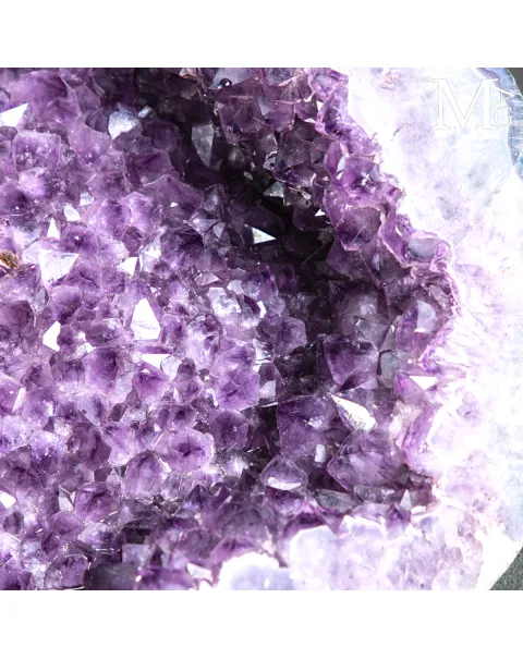 Maestosa Ametista: Un Capolavoro Naturale di Eleganza e Colore.