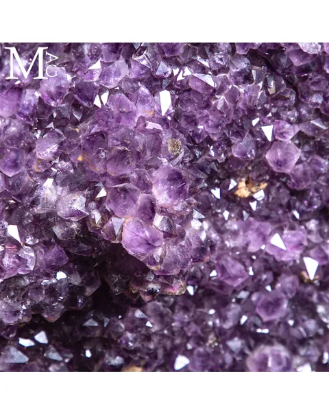 Maestosa Ametista: Un Capolavoro Naturale di Eleganza e Colore.