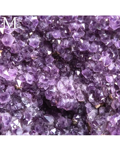 Maestosa Ametista: Un Capolavoro Naturale di Eleganza e Colore.