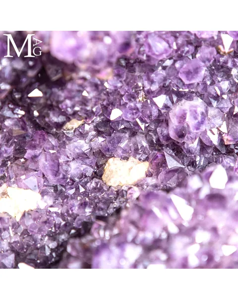 Maestosa Ametista: Un Capolavoro Naturale di Eleganza e Colore.