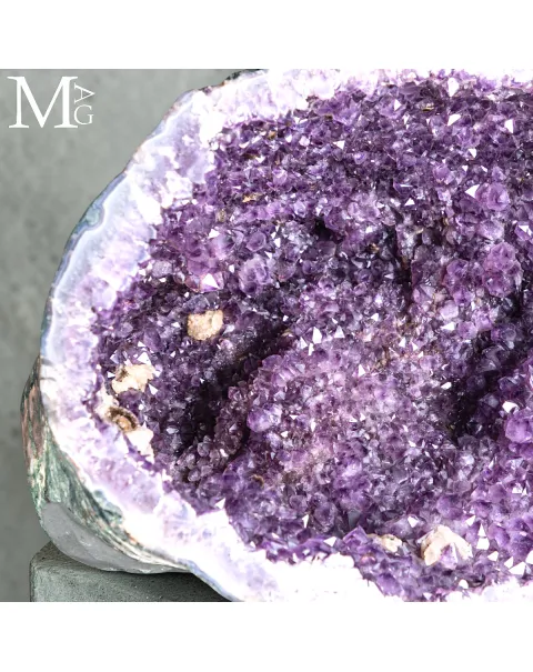 Maestosa Ametista: Un Capolavoro Naturale di Eleganza e Colore.