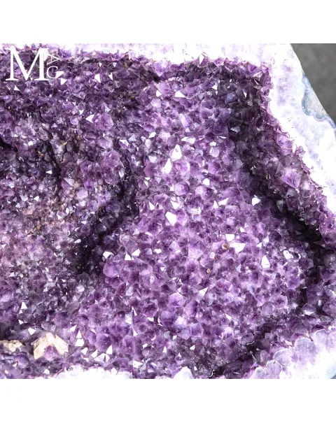 Maestosa Ametista: Un Capolavoro Naturale di Eleganza e Colore.