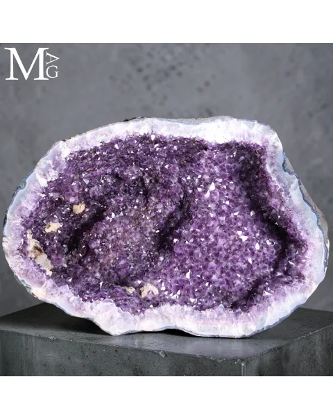 Maestosa Ametista: Un Capolavoro Naturale di Eleganza e Colore.