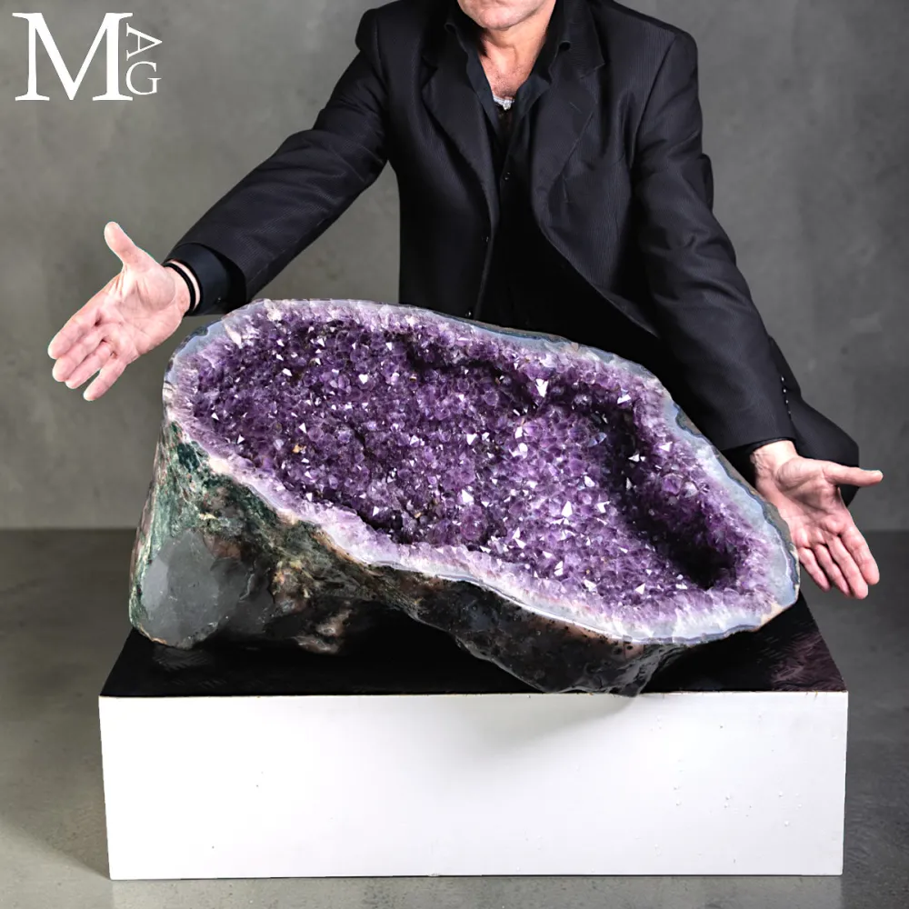 Maestosa Ametista: Un Capolavoro Naturale di Eleganza e Colore.