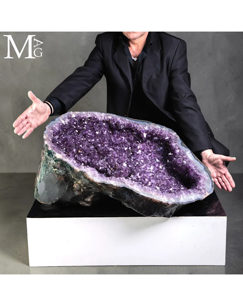 Maestosa Ametista: Un Capolavoro Naturale di Eleganza e Colore.
