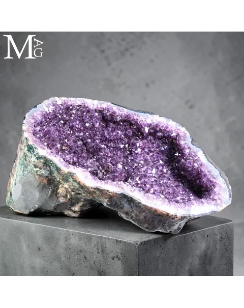 Maestosa Ametista: Un Capolavoro Naturale di Eleganza e Colore.
