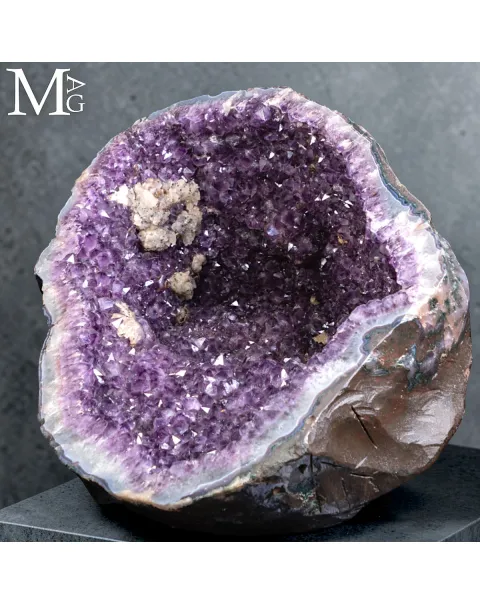 Maestosa Ametista: Un Capolavoro Naturale di Eleganza e Colore.