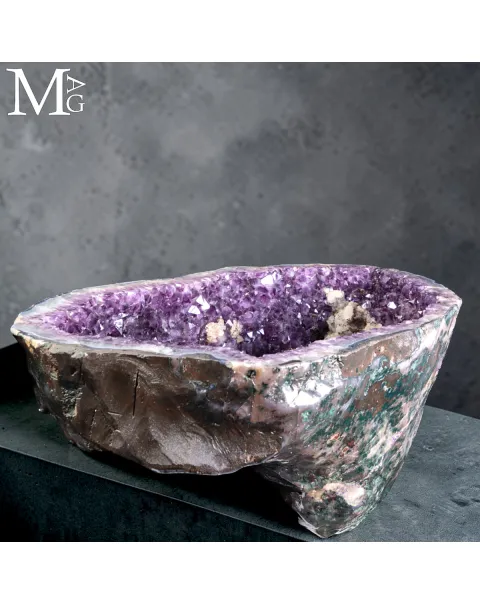 Maestosa Ametista: Un Capolavoro Naturale di Eleganza e Colore.