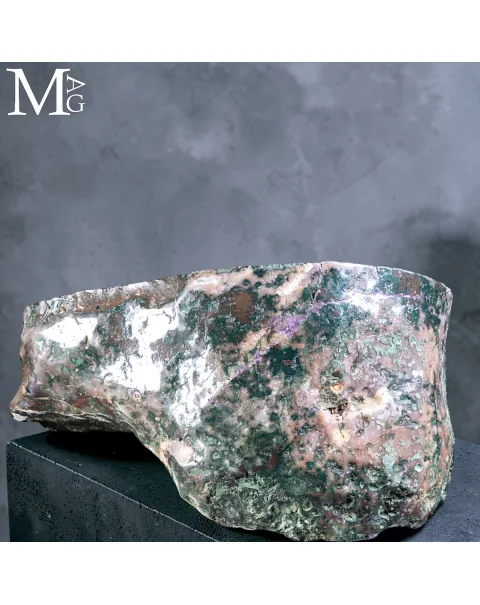 Maestosa Ametista: Un Capolavoro Naturale di Eleganza e Colore.