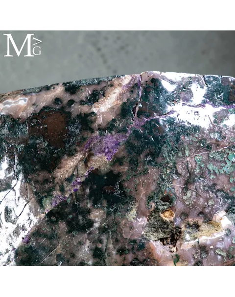 Maestosa Ametista: Un Capolavoro Naturale di Eleganza e Colore.