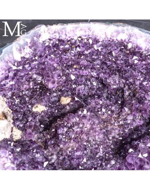 Maestosa Ametista: Un Capolavoro Naturale di Eleganza e Colore.