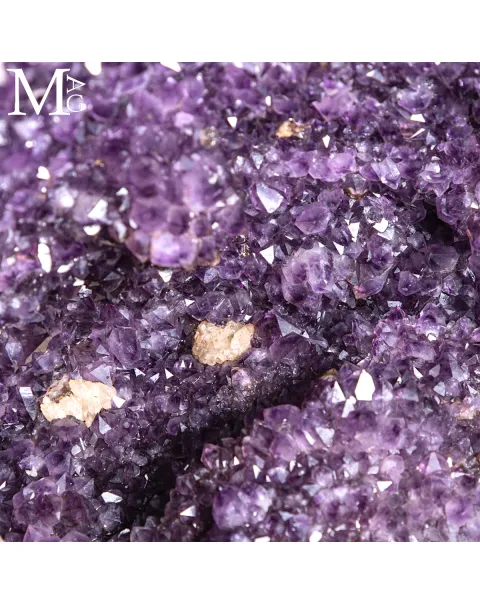 Maestosa Ametista: Un Capolavoro Naturale di Eleganza e Colore.