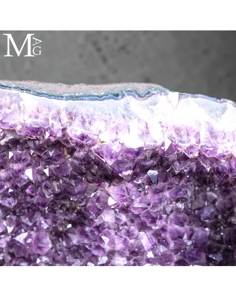 Maestosa Ametista: Un Capolavoro Naturale di Eleganza e Colore.