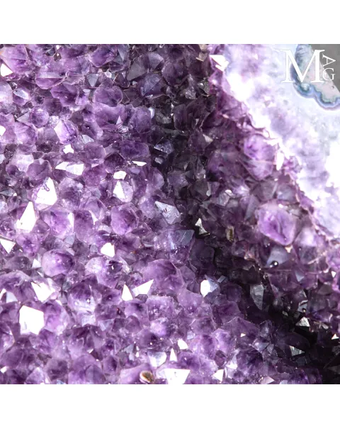 Maestosa Ametista: Un Capolavoro Naturale di Eleganza e Colore.