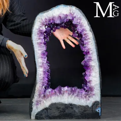 Grande sezione di geode di Ametista – cristalli ...