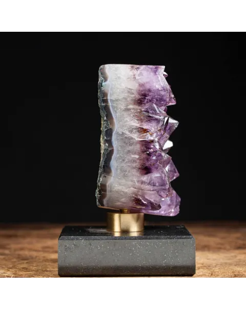 Scintillante Drusa Ametista su base in marmo nero.