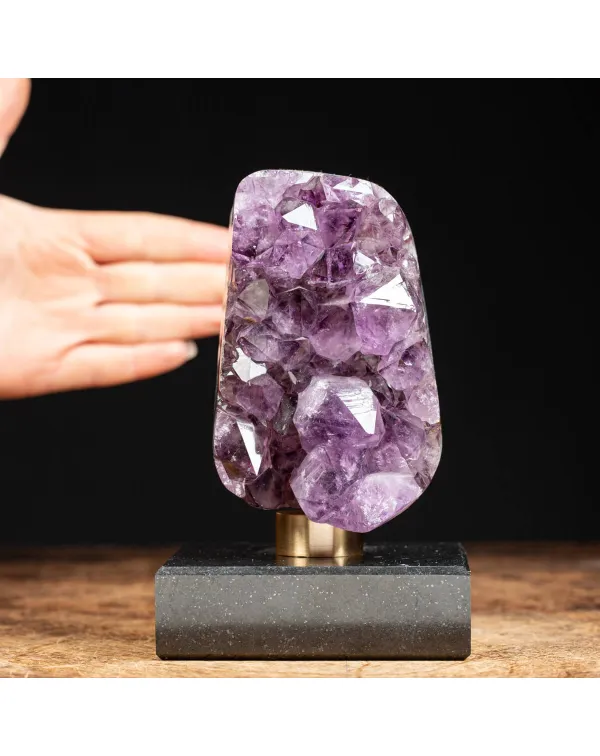Scintillante Drusa Ametista su base in marmo nero.