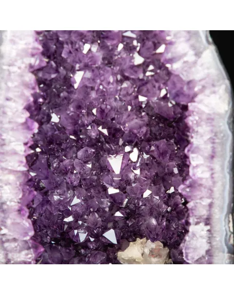 Geode di ametista , grota di cristalli Viola.