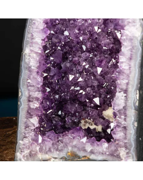 Geode di ametista , grota di cristalli Viola.