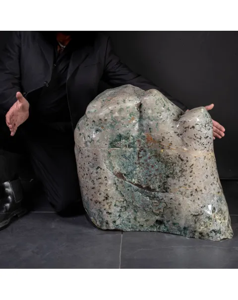 Geode di Ametista: Un Tesoro Naturale di Eleganza e Mistero.