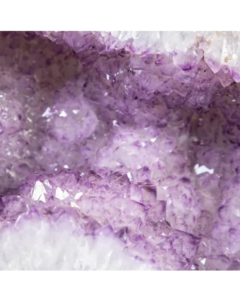 Geode di Ametista: Un Tesoro Naturale di Eleganza e Mistero.