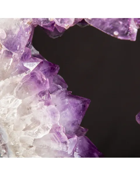 Fetta di Geode di Ametista: su Piantana in Ferro e Legno.