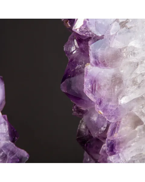 Fetta di Geode di Ametista: su Piantana in Ferro e Legno.