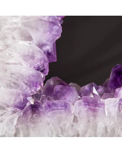 Fetta di Geode di Ametista: su Piantana in Ferro e Legno.