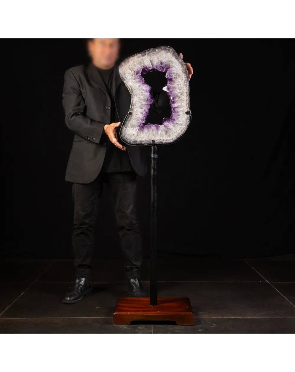 Fetta di Geode di Ametista: su Piantana in Ferro e Legno.