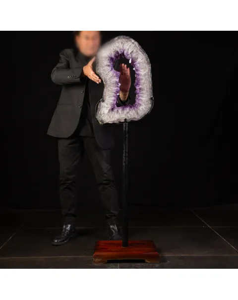 Ametista: Geode Tagliato per un Design Esclusivo.