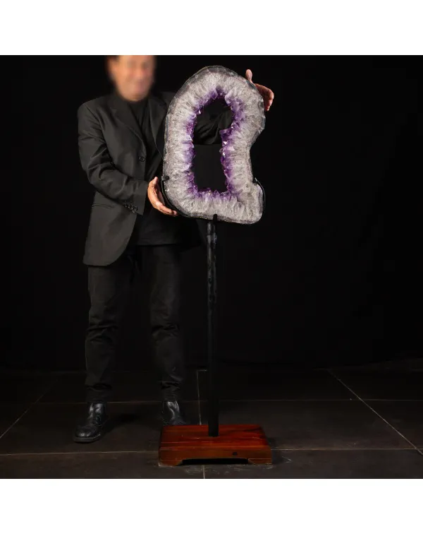 Ametista: Geode Tagliato per un Design Esclusivo.